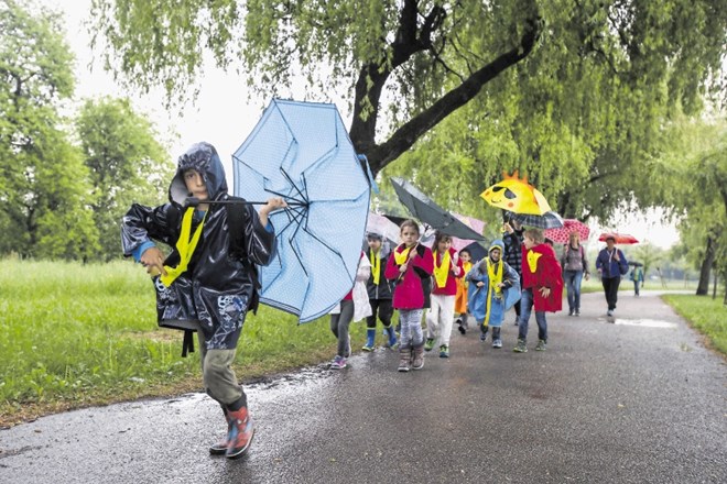 Pot ob žici: kljub dežju Ljubljano obkrožilo več kot 11.000 otrok