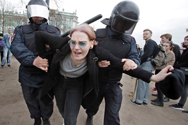 V Rusiji na protestih proti Putinu prijeli že več kot 1000 ljudi