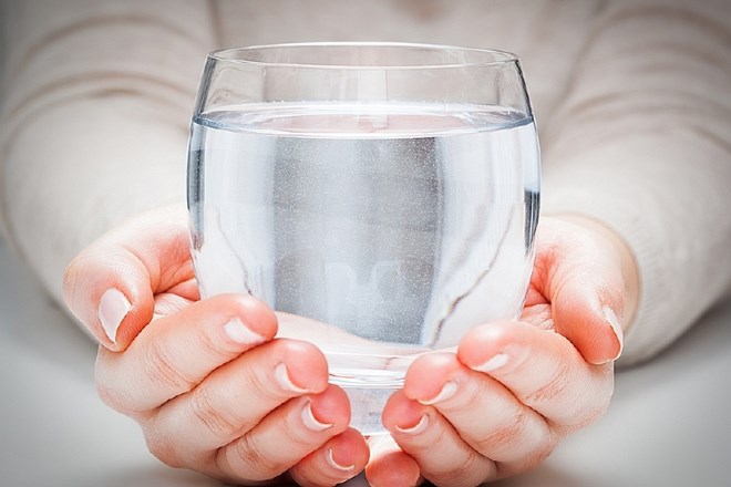 Voda je življenje: deset razlogov, zakaj moramo vsak dan zaužiti dovolj vode  