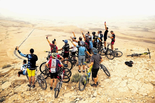 Skupina rekreativnih kolesarjev je včeraj v Izraelu na dolgi puščavski etapi takole spremljala Giro d'Italia.