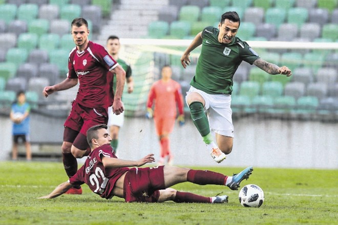 Avstralski reprezentant Jason Davidson (v zeleni majici), ki igra v Ljubljani kot posojeni nogometaš Rijeke, je odigral...