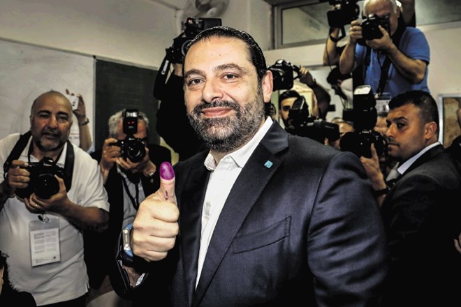 Libanonski premier Saad Hariri (z označenim prstom, da je volil) je za slab  volilni rezultat obtožil novo volilno zakonodajo...