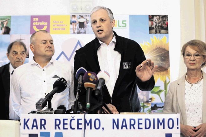 Tako Aleš Primc (v ospredju, na sredini) kot Metka Zevnik (v ozadju desno) ne bosta kandidirala na državnozborskih volitvah;...