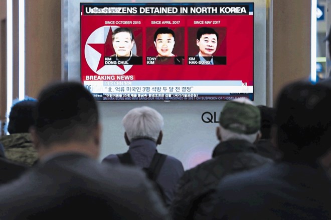 Južni Korejci gledajo televizijo s posnetki treh Američanov, ki jih je režim v Pjongjangu včeraj izpustil. Z  ameriškim...