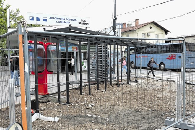 Nadstrešnice s sedišči pred čakalnico Avtobusne postaje Ljubljana bodo kmalu končane.