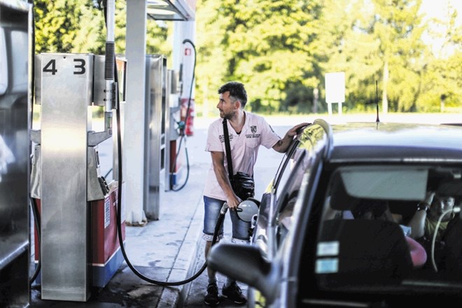 Cena bencina je ta teden – po peti zaporedni podražitvi – dosegla najvišjo vrednost v zadnjih treh letih, cena dizla pa...