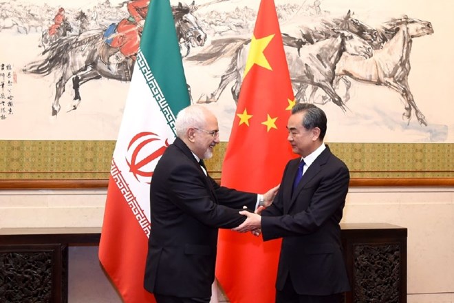 Rokovanje Kitajskega zunanjega ministra Wang Yija in njegovega Iranskega kolega Džavada Zarifa na srečanju v Pekingu.