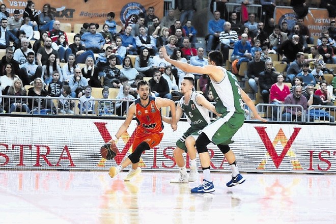 Košarkarji Primorske (z žogo Tadej Ferme) so v zadnji četrtini iz rok spustili prednost desetih točk in Krki omogočili preboj...
