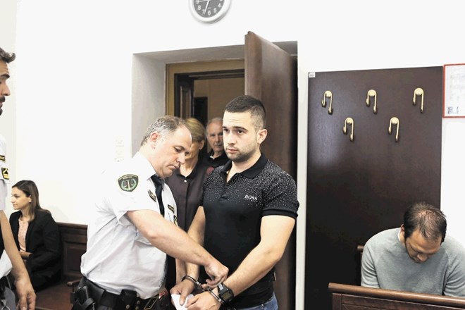 Obtoženi Djordje Vostinić je prestal skoraj dve leti zaporne kazni zaradi ropa Zlatarne Celje, svoje bivanje za rešetkami pa...