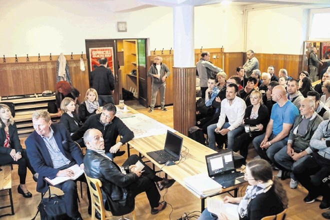 Župan Zoran Janković je v Tomačevem črnograditeljem predstavil prostorski načrt, s pomočjo katerega bodo legalizirali njihove...