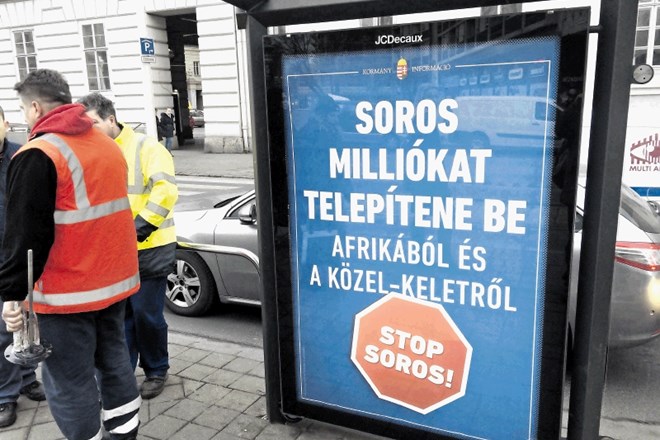 »Soros bi naselil milijone iz Afrike in Bližnjega vzhoda. Ustavite Sorosa!«  je ob volitvah s plakati strašil Orban. Zdaj...