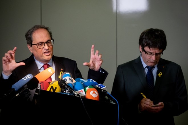 Quim Torra na levi na tiskovni konferenci s Carlesom Puigdemontom.