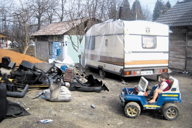 Brezje - Žabjek v Novem mestu je največje nelegalizirano romsko naselje v državi. V njem živi več kot tisoč Romov.