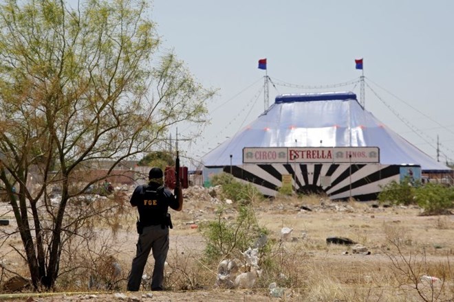 Forenziki na kraju zločina. V bližini mesta Ciudad Juarez je bilo v četrtek najdeno v platno zavito žensko truplo.