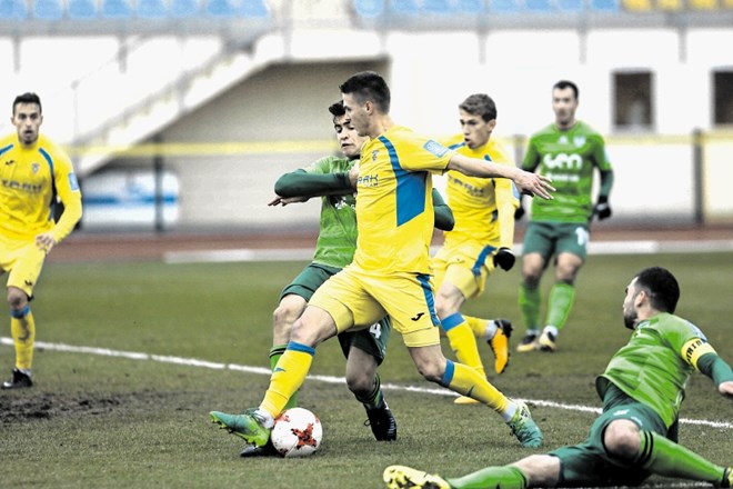 Lovro Bizjak (z žogo) v tej sezoni Krškemu še ni zabil gola.
