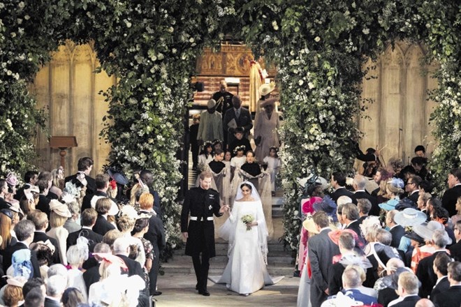 Pravkar poročeni par prihaja iz kapele svetega Jurija v windsorskem dvorcu.