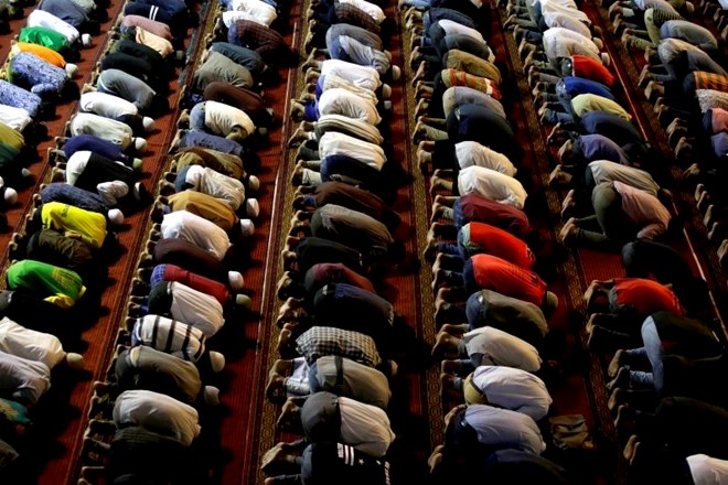 Muslimani med molitvijo.