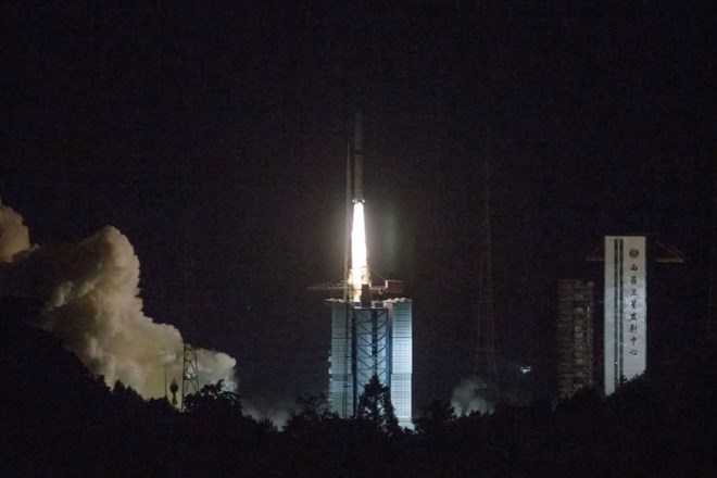 Izstrelitev kitajskega satelita naznanja prvo misijo na oddaljeno stran Lune 