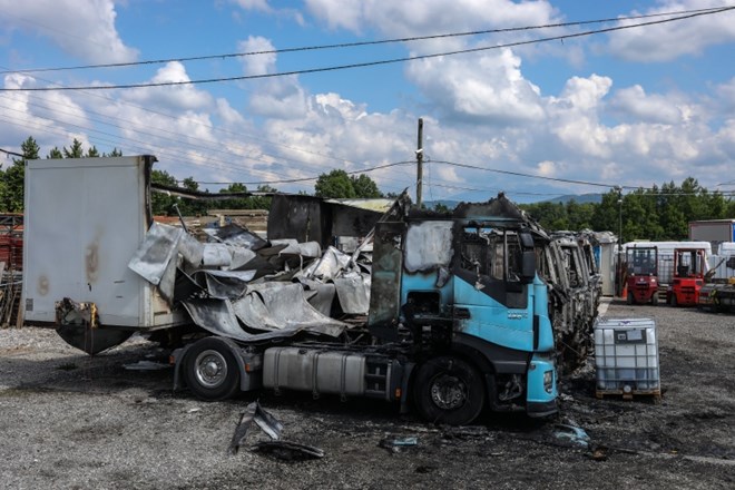 Ogenj je uničil tri tovornjake in prikolico, poškodoval pa še en tovornjak in dva priklopnika.
