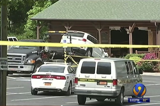 Moški v ZDA zapeljal v restavracijo in zakrivil smrt dveh družinskih članov