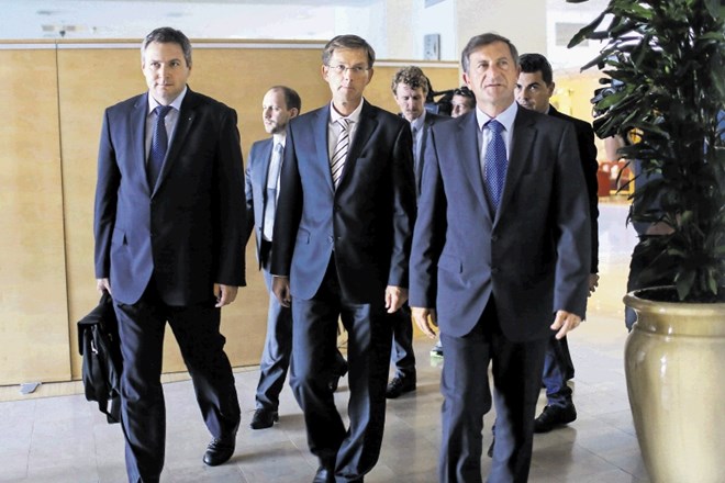 Na spletni strani glasila SDS Demokracija so zapisali, da so  Dejan Židan, Miro Cerar, Karl Erjavec (na fotografiji z leve)...