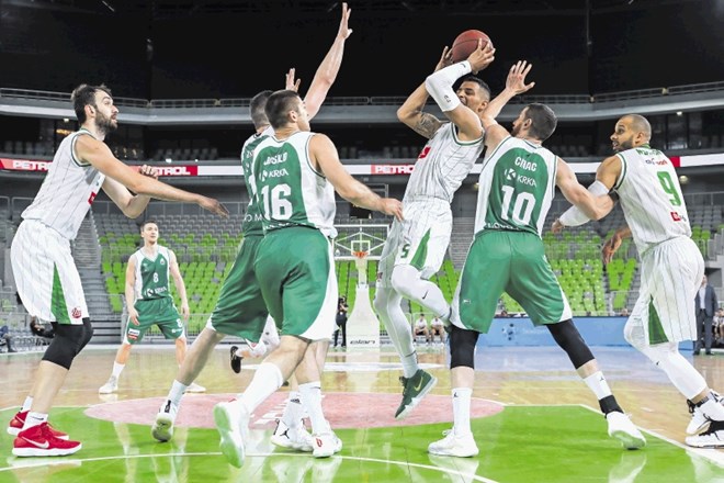 Košarkarji Krke (v zelenih dresih) so v finalni seriji proti Olimpiji izid v zmagah izenačili na 1:1.