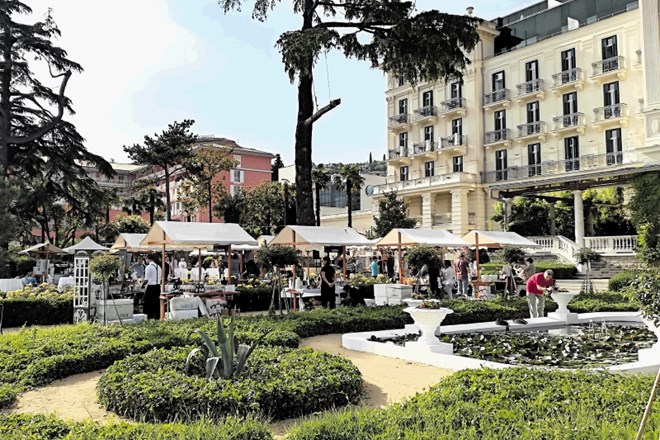 Na vrtu hotela Kempinski so ljubitelji džina sodelovali na prvem festivalu te pijače.