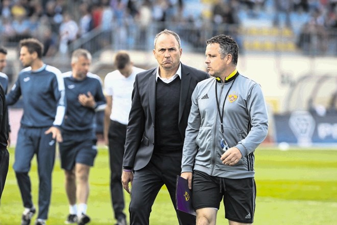 Trener Maribora Darko Milanič (levo, ob njem pomočnik Saša Gajser) pravi, da sploh ne bo spremljal izida na današnji tekmi...
