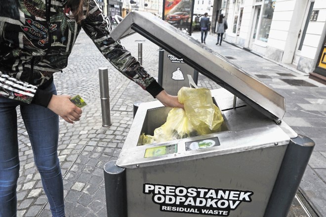 Uporabniki podzemnih zbiralnic odpadkov lahko mešane odpadke odvržejo šestkrat na mesec. Vsaka naslednja uporaba kartice se...