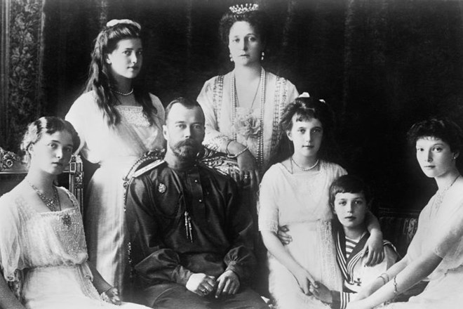 Nikolaj in Aleksandra s svojimi petimi otroki, ki so julija 1918 v kleti ene od hiš v Jekaterinburgu padli pod streli,...