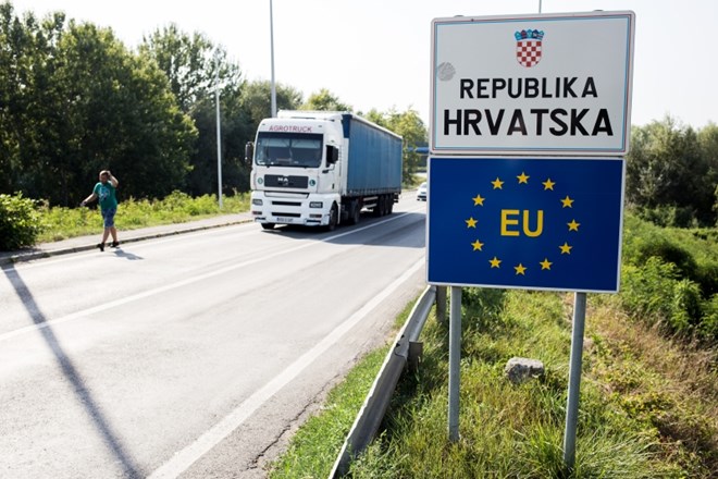 Srbska državljana obtožena, prebežnike sta želela prepeljati v Slovenijo