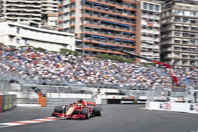 Voznik Ferrarija  Sebastian Vettel se je na včerajšnjem treningu vnovič spoznaval z monaškim dirkališčem.