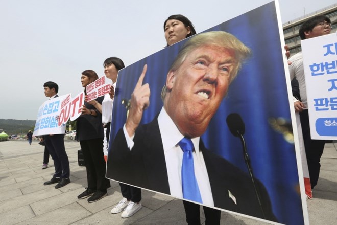 Protestniki pred ameriško ambasado v Seulu.