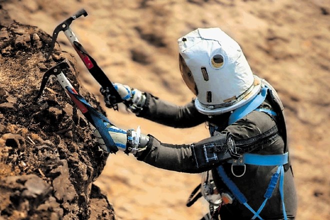 Trent Tresch med plezanjem v astronavtskem oblačilu