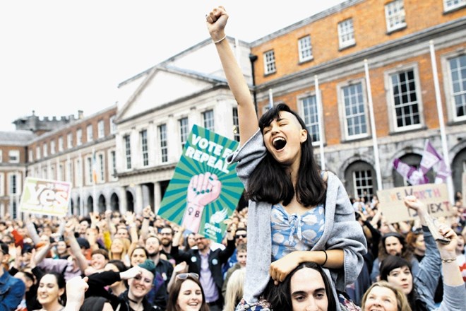 Zagovorniki pravice do splava so v Dublinu glasno pozdravili referendumsko odločitev večine Ircev. Osmi amandma k ustavi, s...