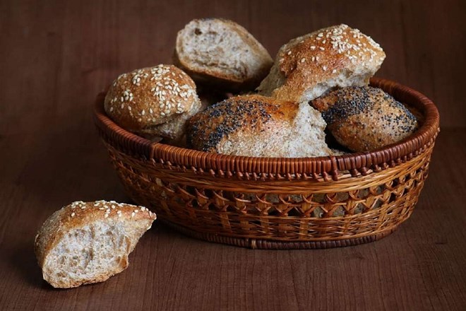 Zakaj kruha ne bi smeli hraniti na pultu in kam ga spraviti, da ostane svež  