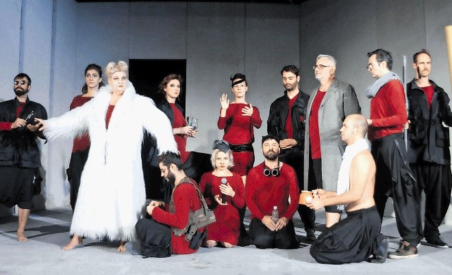 Predstava Grobnica za Borisa Davidoviča v režiji Aleksandra Popovskega, ki jo je na uvodni večer Drama festivala odigralo...