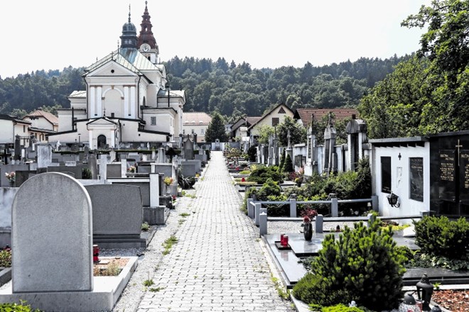 Ljubljanska občina poskuša z razlastitvijo župnije priti do šentviškega pokopališča.