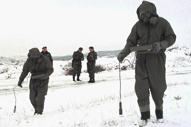 Vojak na arhivski fotografiji meri radioaktivnost tal pri Preševu v Srbiji.