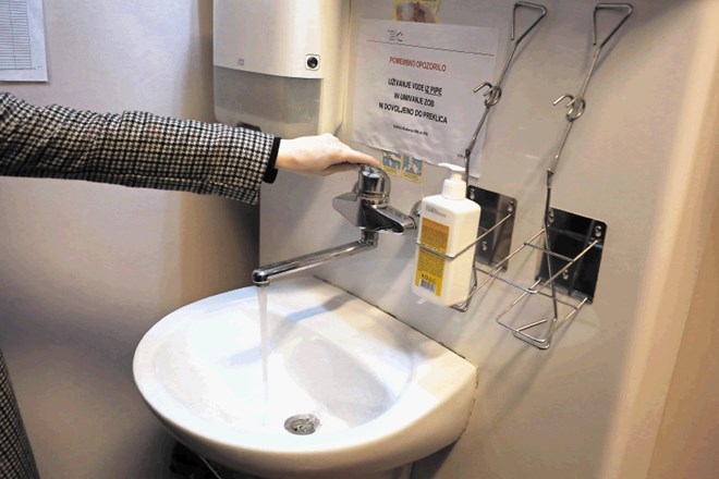 Na kliniki ORL so na začetku leta bolnike posvarili pred pitjem vode iz pipe.