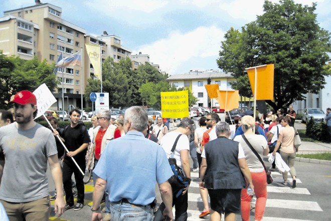 Protest se je začel pred domom upokojencev v Kranju.