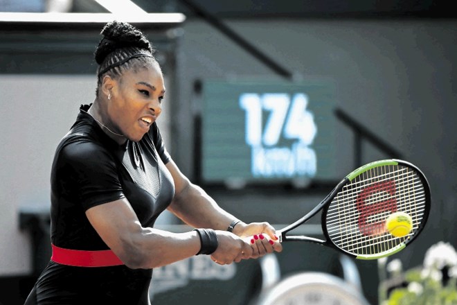 Serena Williams se je uvrstila v drugi krog turnirja v Parizu.