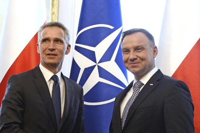 Generalni sekretar Nata Jens Stoltenberg na levi in poljski predsednik Andrzej Duda na desni.