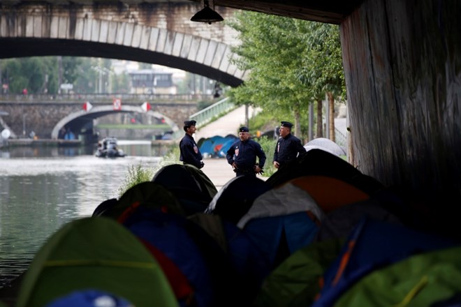  Policija izpraznila veliko taborišče migrantov v Parizu