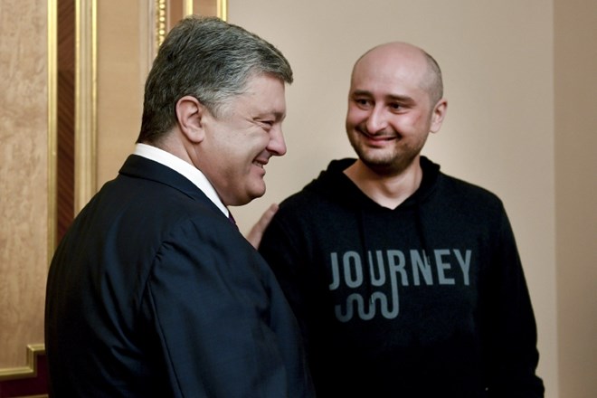 »Umotjeni« novinar Arkadij Babčenko z ukrajinskim predsednikom Petrom Porošenkom.