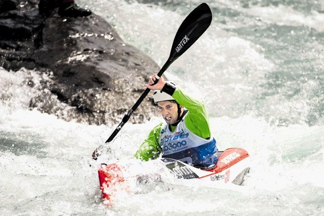Medtem ko bodo tekmovalci v slalomu tekmovali v Pragi, je kajakaš Simon Oven (na fotografiji) postal svetovni prvak v...
