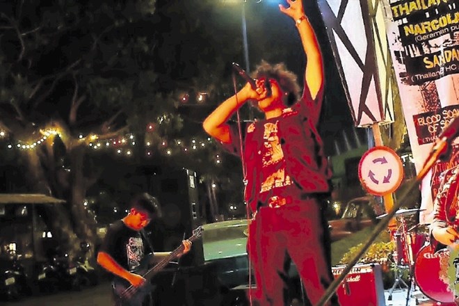 Bobnar grindcore zasedbe Blood Soaked Street of Social Decay je pesimističen glede politične prihodnosti Tajske.