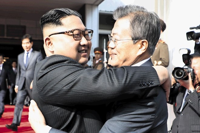 Kim  Jong Un z južnokorejskim predsednikom Mun Je Inom