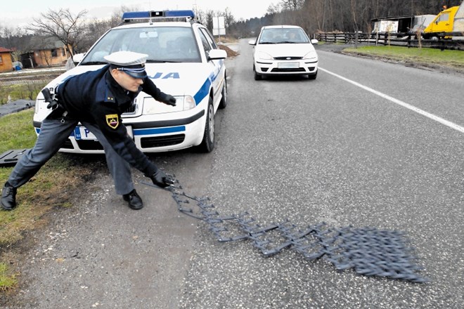 Slovenski policisti bi verjetno namesto streljanja uporabili kakšno drugo metodo. Zelo učinkoviti so na primer bodičasti...