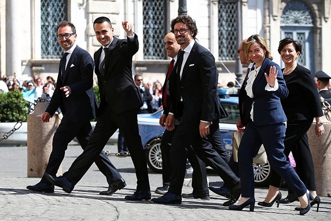 Grillo je skupaj z ministri gibanja v novi italijanski vladi na zborovanju proslavljal sestavo nove vlade, v kateri je poleg...
